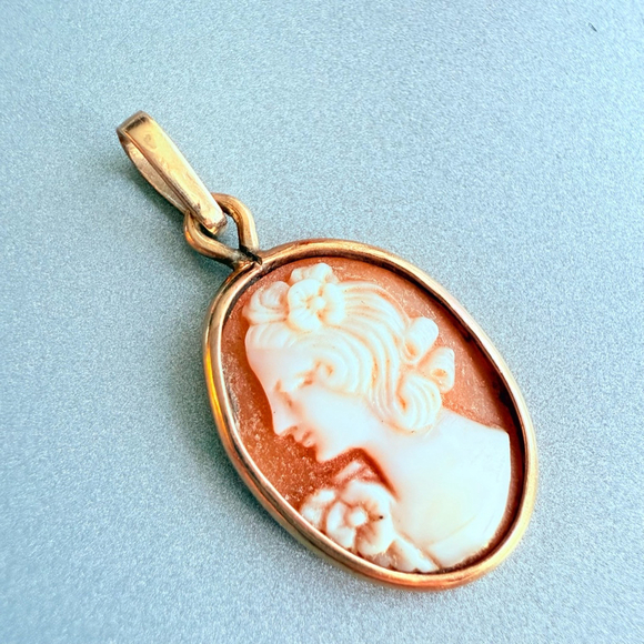 14K Yellow Gold Left Facing Cameo Shell Oval Frame Vintage Pendant - Picture 4 of 5